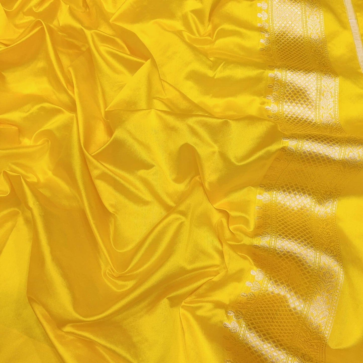 Vinia pink handwoven kadwa striped sarees - Saffronfashionindia