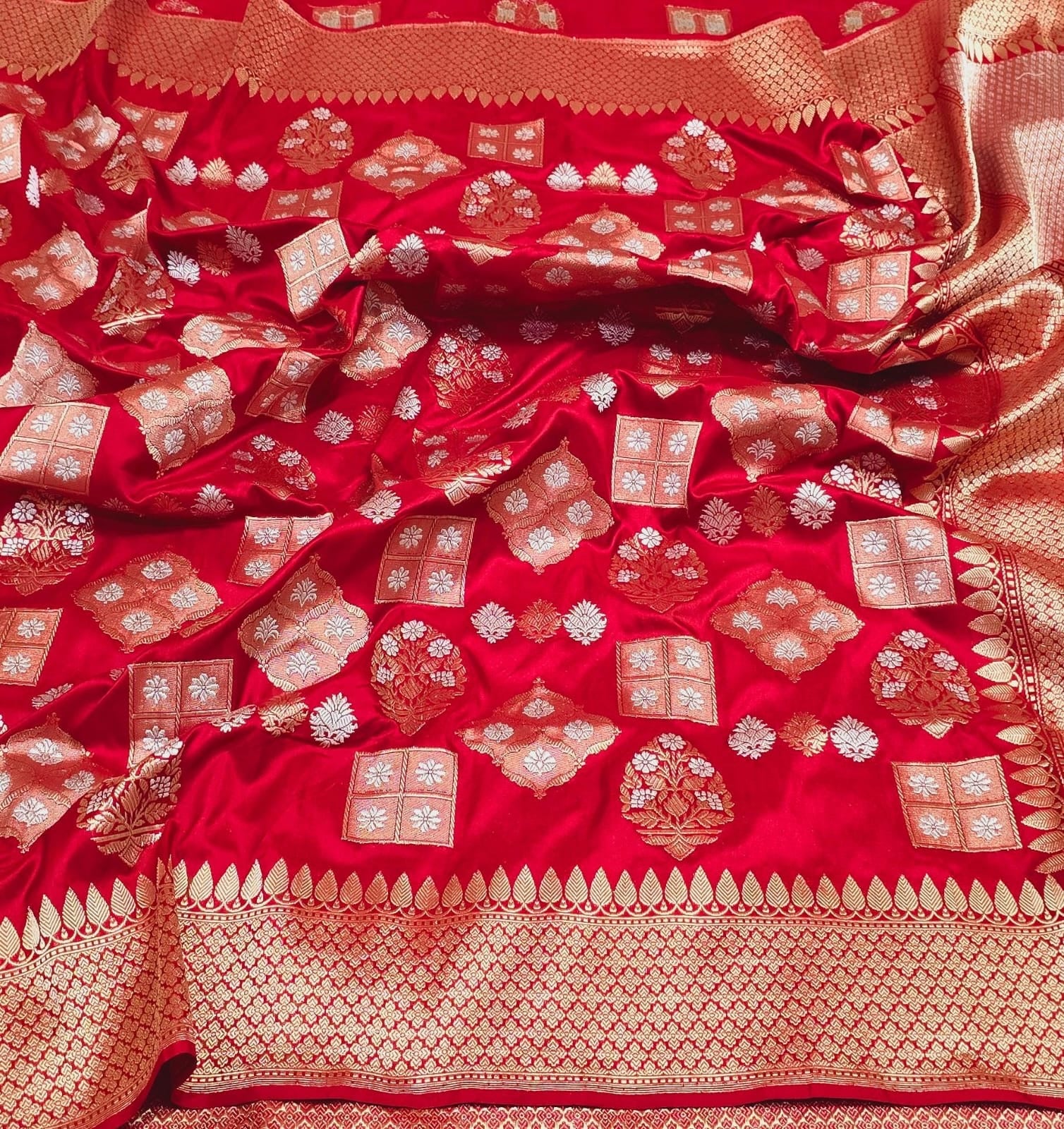 Red Banarsi Handwoven Kadwa silk Saree Indian Heritage Traditional Sarees - Saffronfashionindia