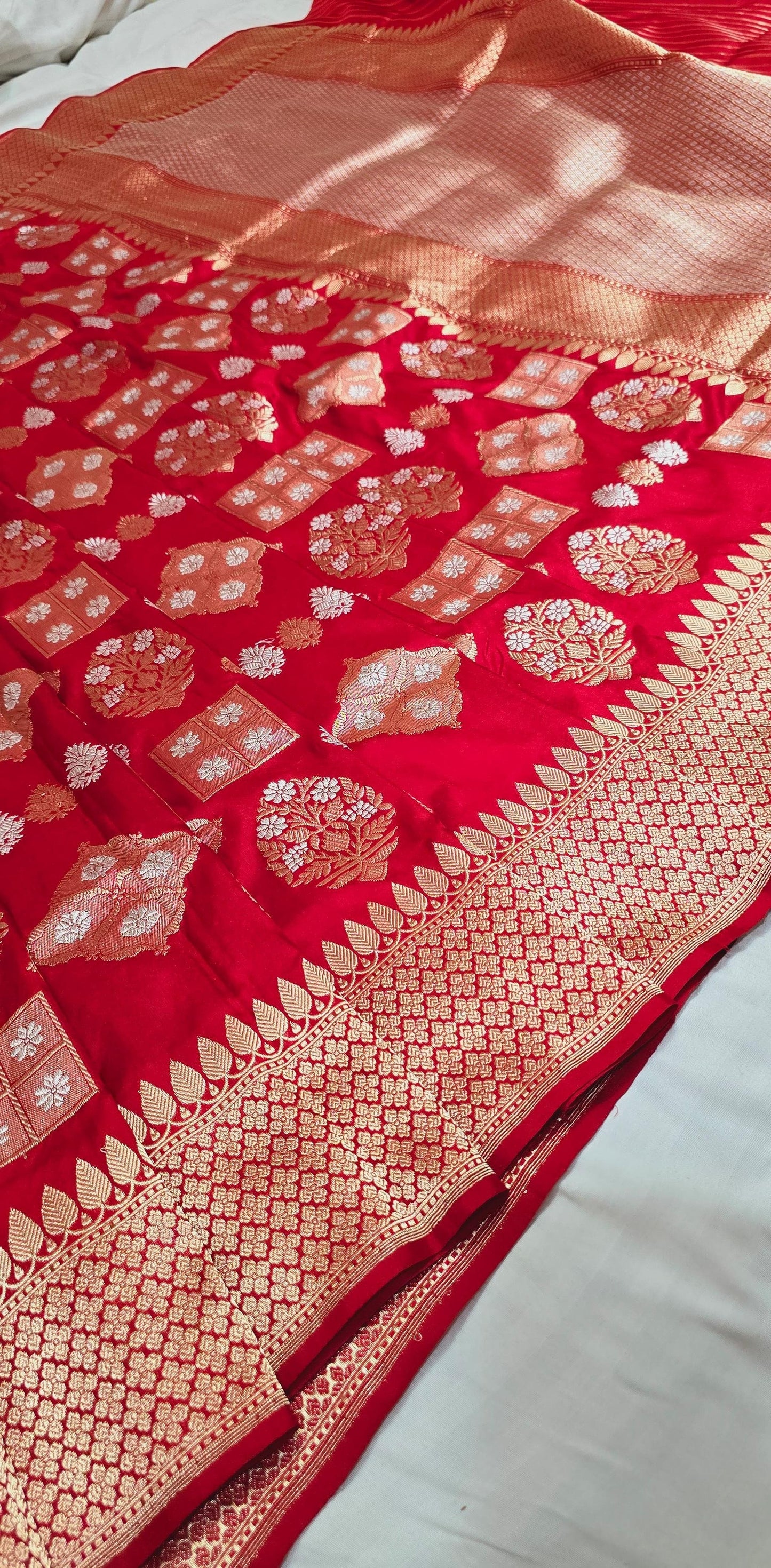 Red Banarsi Handwoven Kadwa silk Saree Indian Heritage Traditional Sarees - Saffronfashionindia