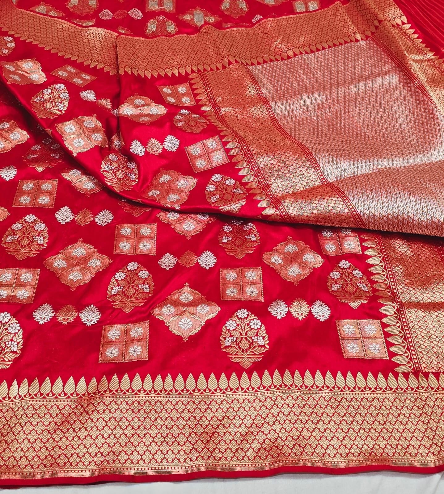 Red Banarsi Handwoven Kadwa silk Saree Indian Heritage Traditional Sarees - Saffronfashionindia