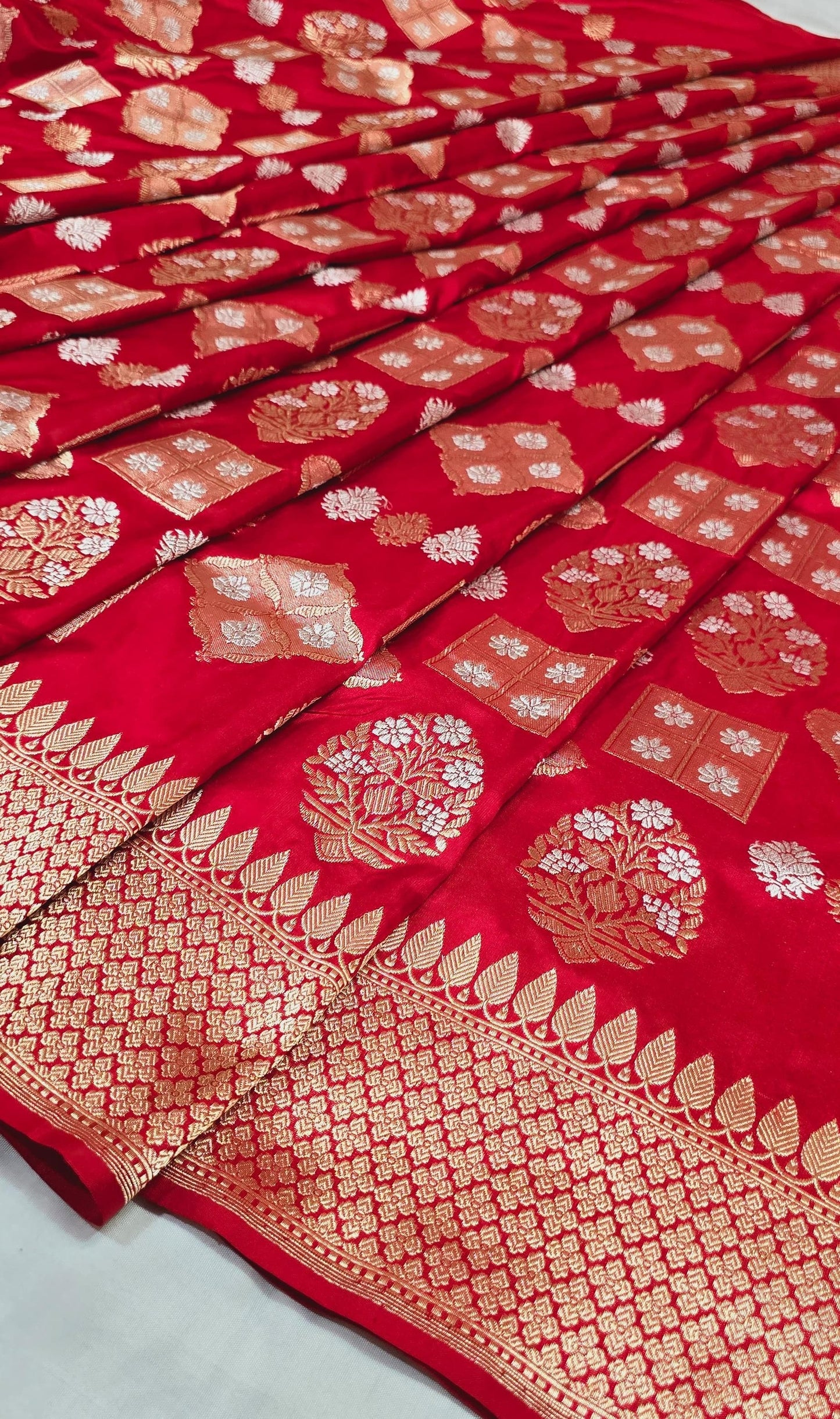 Red Banarsi Handwoven Kadwa silk Saree Indian Heritage Traditional Sarees - Saffronfashionindia