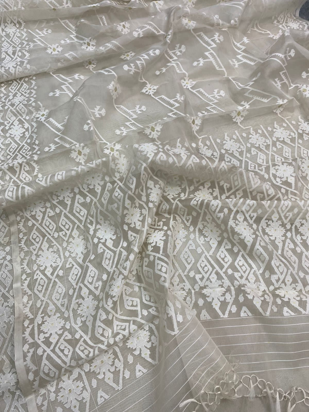 Iivina Tantuj Jamdani sarees Indian saree - Saffronfashionindia