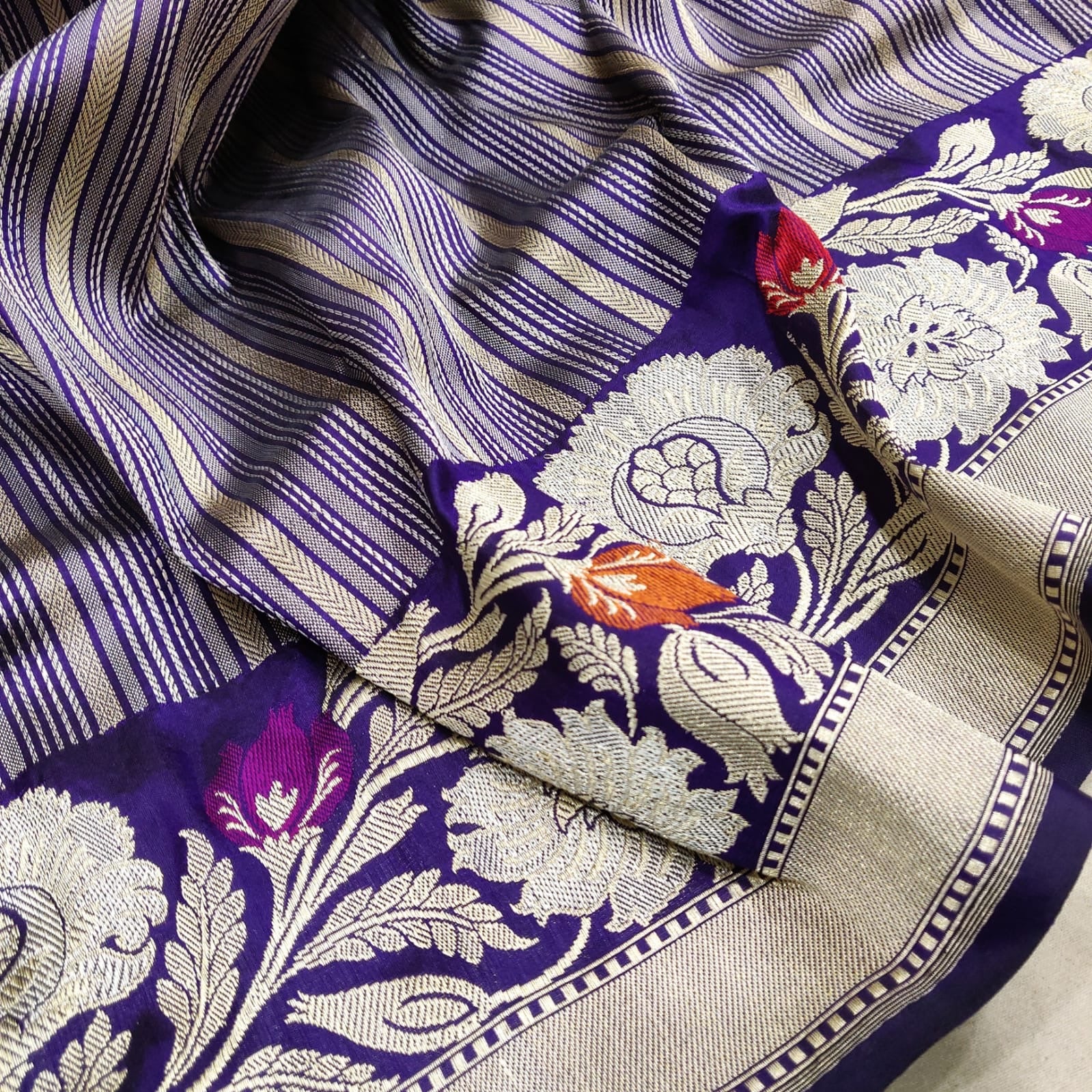 Mavisha Handwoven kadwa zari saree - Saffronfashionindia