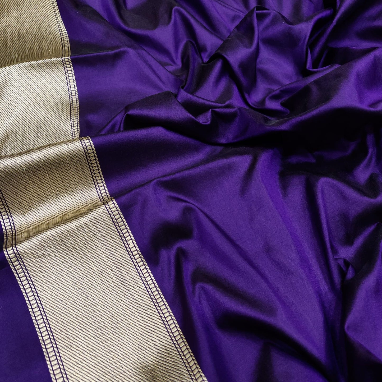 Mavisha Handwoven kadwa zari saree - Saffronfashionindia