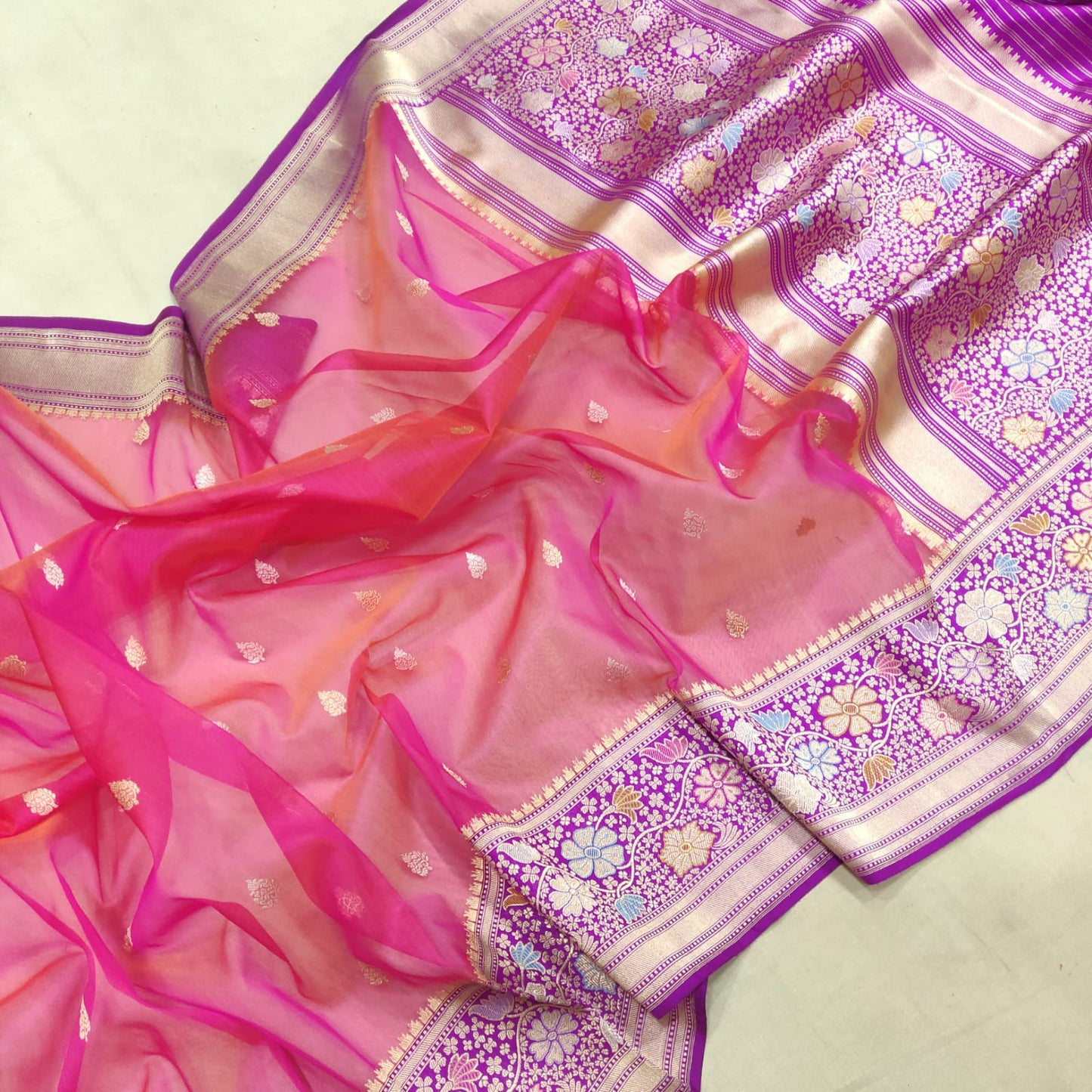 Avehli handwoven Kora kadwa sari  kadwa. - Saffronfashionindia