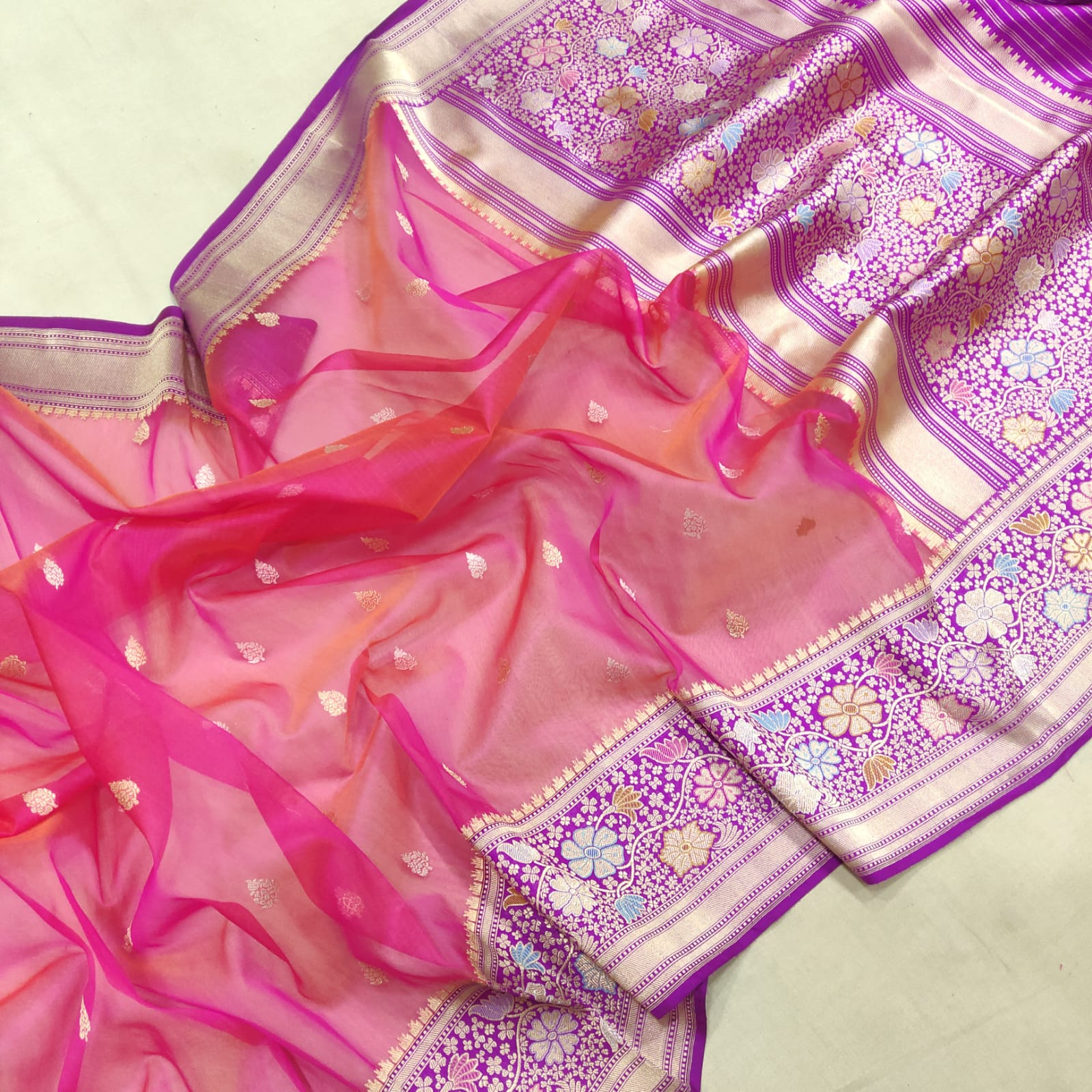 Avehli handwoven Kora kadwa sari  kadwa. - Saffronfashionindia