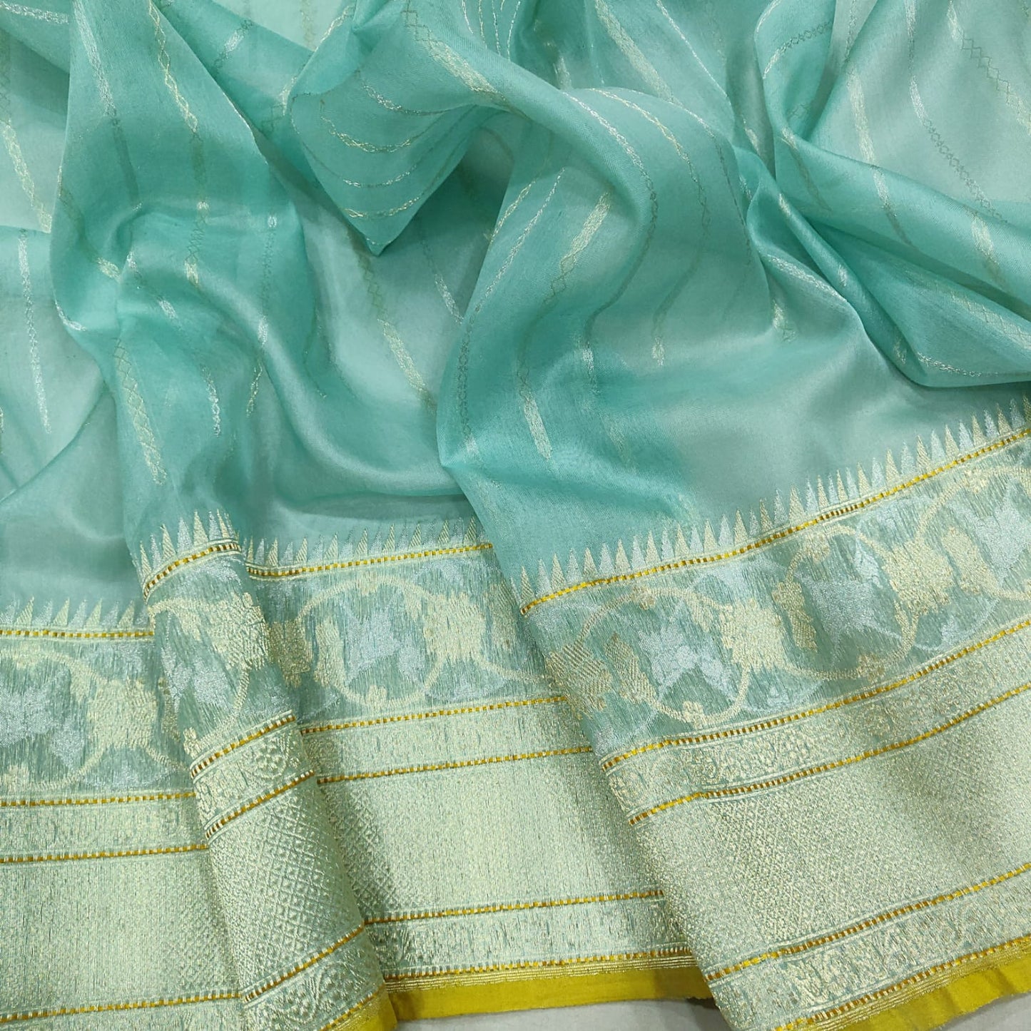 Naveli weaver kora handwoven saree - Saffronfashionindia