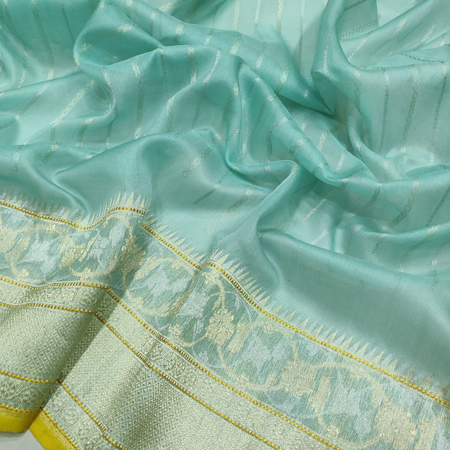 Naveli weaver kora handwoven saree - Saffronfashionindia