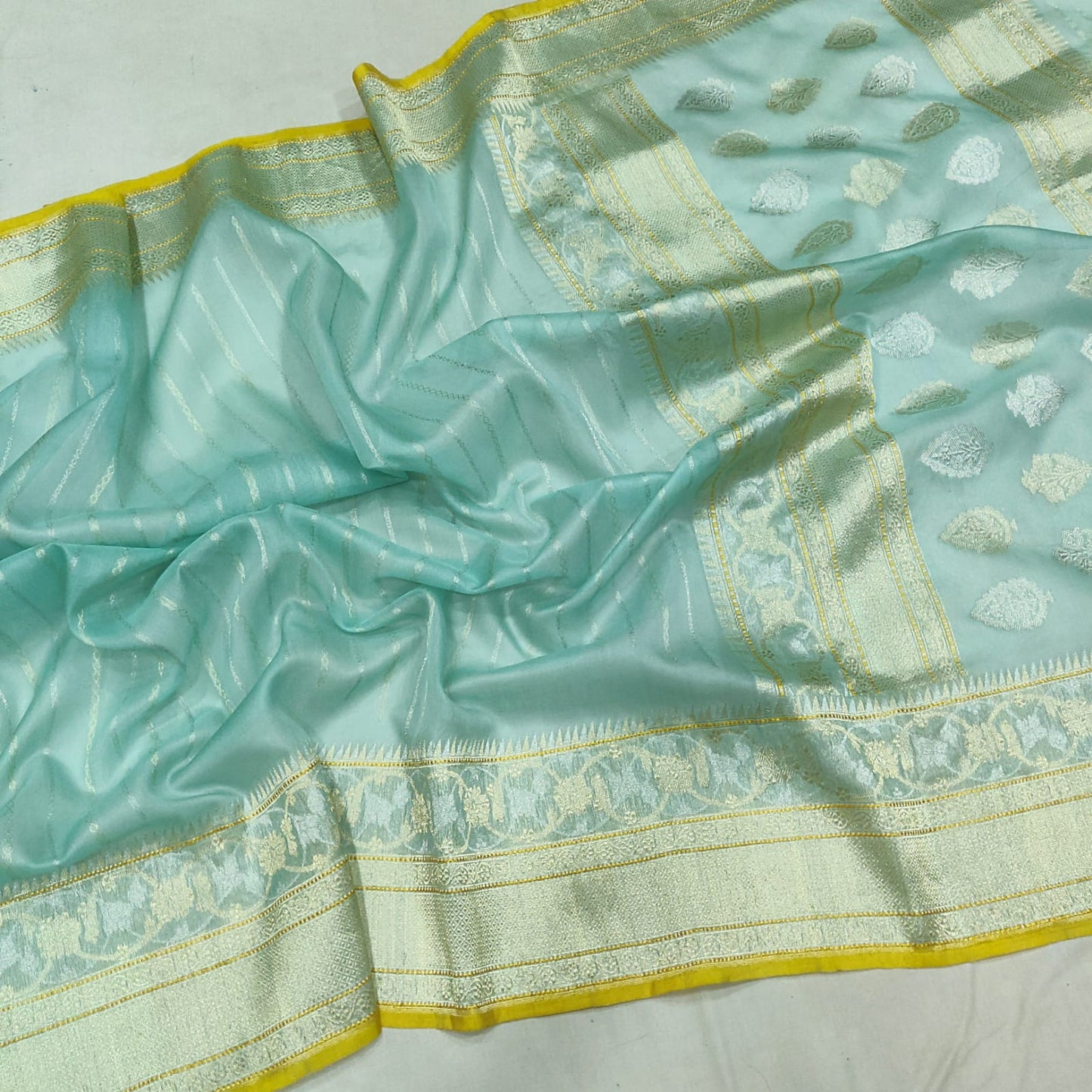 Naveli weaver kora handwoven saree - Saffronfashionindia