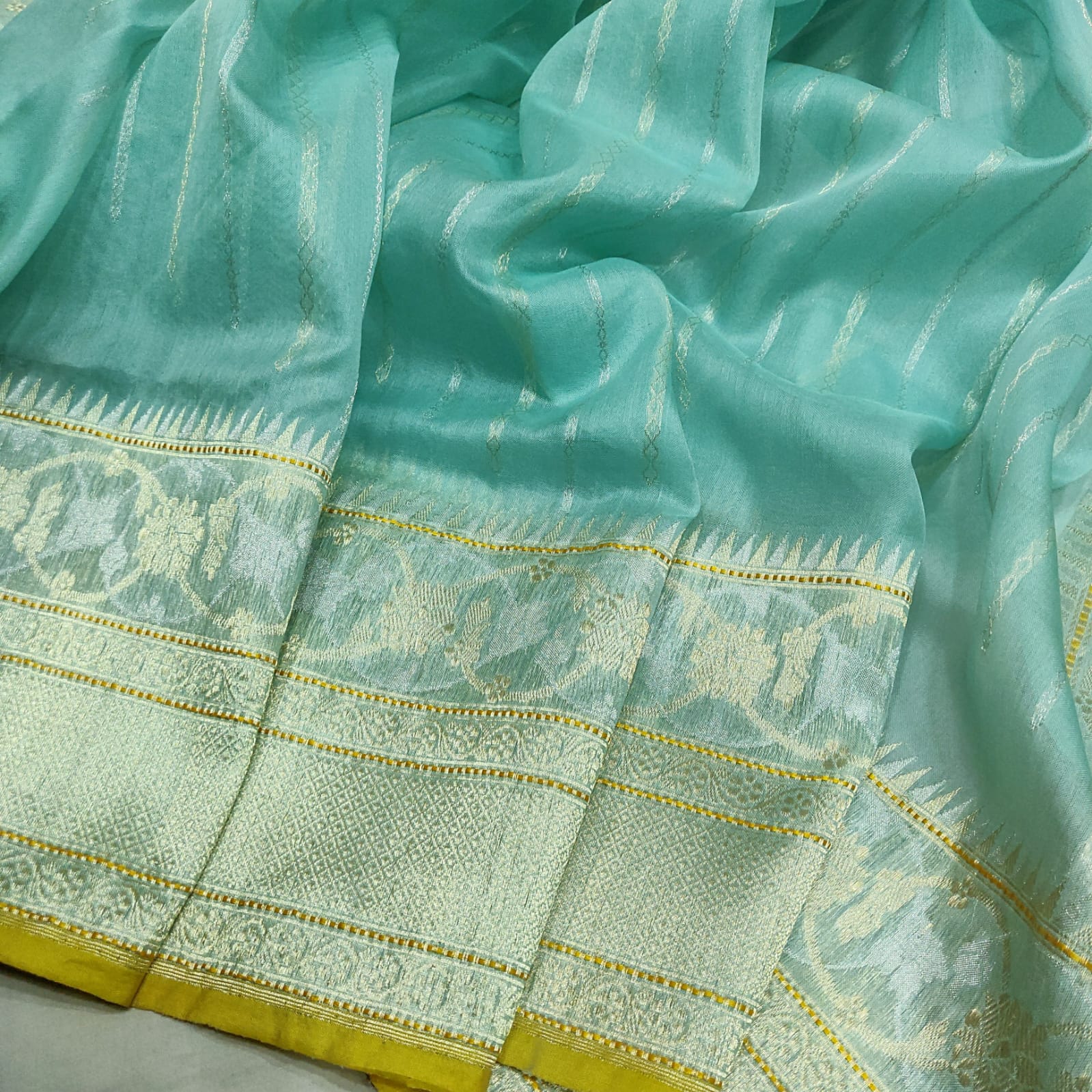 Naveli weaver kora handwoven saree - Saffronfashionindia